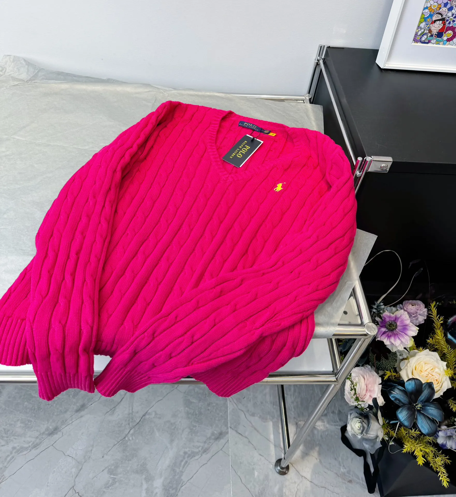 🅿️220 Style number: L04 (red) Ralph Lauren RL classic war horse logo embroidered cable pattern twist button V-neck knitted sweater on the chest, same style for men and women, 9 colors Color: beige, navy, black, chick yellow, sky blue, khaki, red, gray, purple Size: XSSML M Shoulder Width 36 Clothes Length 58 Bust 44 L Shoulder Width 37 Clothes Length 60 Bust 46 Soft and glutinous🧶🫶The style is a very classic cable sweater American retro college style Perfect hand comfort. It is a must-have item for spring, autumn and winter wardrobes. It looks great when worn alone or layered as an inner wear. High-density LOGO embroidery on the chest, and original customization of tag accessories. Made of pure cotton yarn 🧶 blended with wool, pure cotton is skin-friendly and comfortable, small label war horse embroidered twist turtleneck sweater 🐎 high quality. Follow the blogger to learn how to wear it! Let’s get a Ralph Lauren cable sweater. It’s a super hard-to-find series after it became popular. It’s hard to find one on the official website. It’s simple and practical to wear, with a lazy and loose feel. The thickened fabric has a more texture, soft and delicate feel, and a loose fit. Whether worn alone or layered, you can wear different styles of fashion with just one piece. ⚠️Contains wool products🦙 Pay attention to the washing method to avoid shrinkage